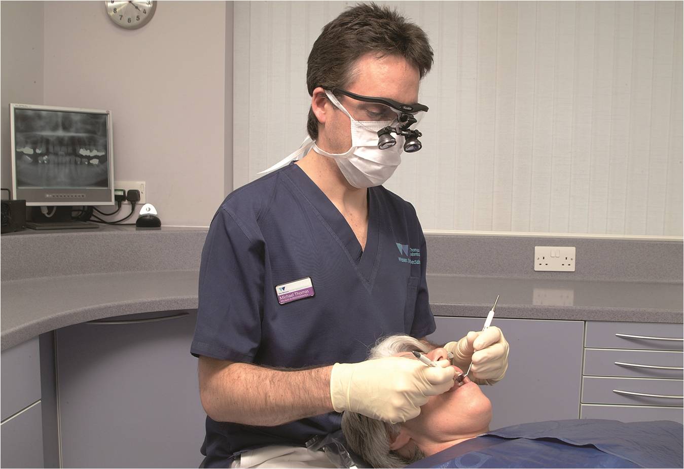 Position du dentiste avec aides optiques dentaires. Le dos est bien mieux positionné avec les loupes qui apportent confort et facilité de travail.