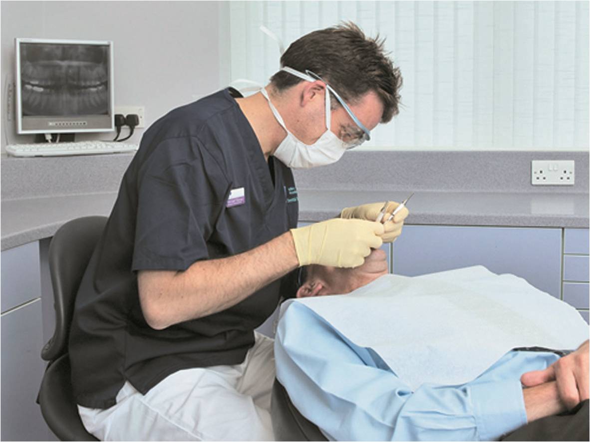 Position d'un dentiste sans aides optiques dentaires
